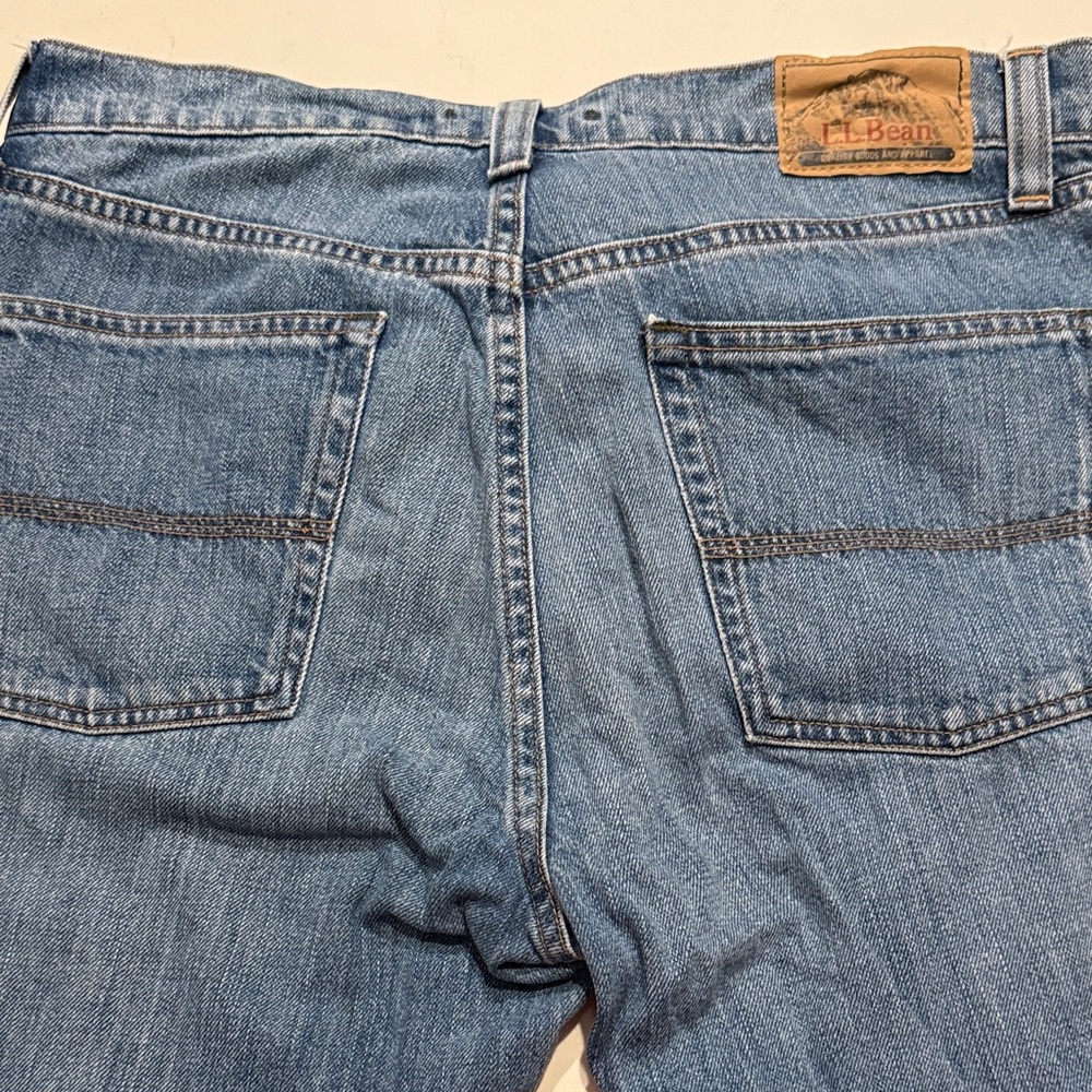 L.L. Bean Men's Straight Fit Blue Jeans - Picture 4 of 7